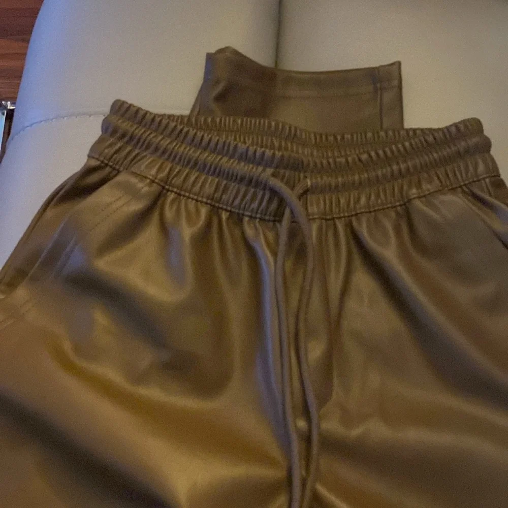 Faux‎ leather pants - Picture 2 of 5